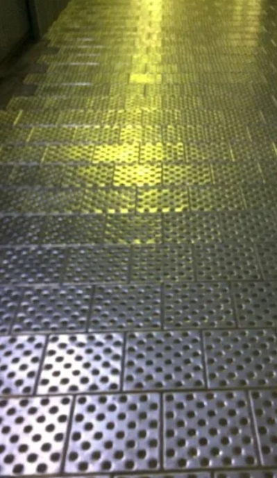 Пол из рифленого металла в гараже с автомобилем