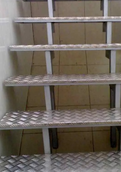 Металлическая лестница со ступенями из рифленого листа