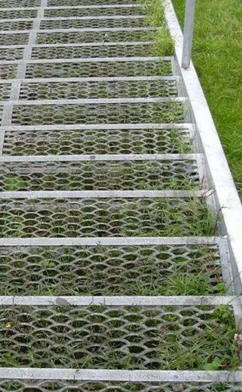 Садовые дорожки из рифленого металлического листа между грядками