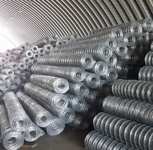 Заготовленные зимой рулоны сетки 