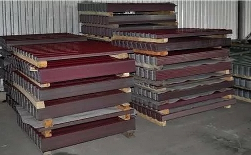 Правильное складирование листов профнастила на деревянных поддонах в сарае