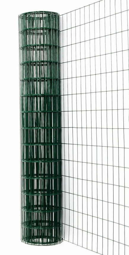 Рулон сетки-рабицы и панель сварной 3D-сетки рядом для сравнения