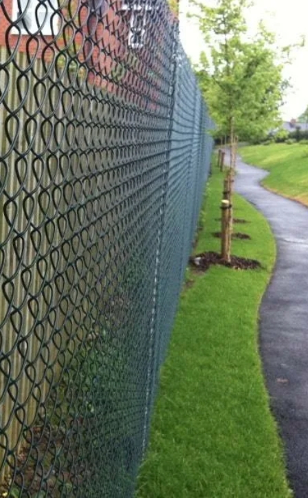 Установка столбов и натяжка сетки-рабицы на дачном участке весной