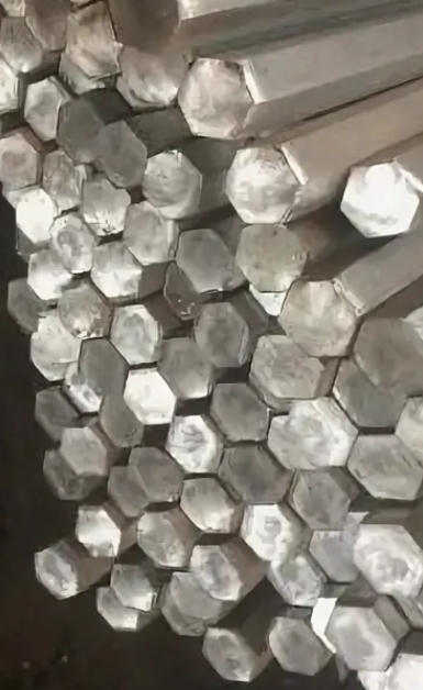 Связка стальных шестигранников ГОСТ 2879 на складе