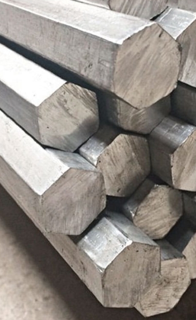 Процесс резки металлического шестигранника угловой шлифовальной машиной