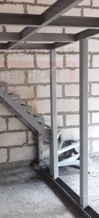 металлический швеллер в каркасе строительной конструкции