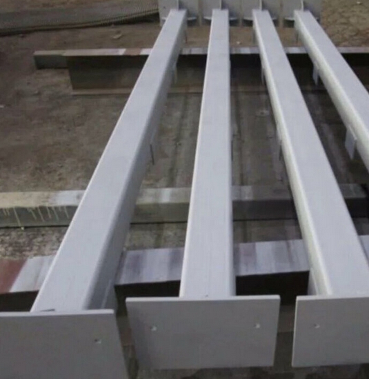 стойки из швеллера для зимнего ограждения стройплощадки, забор с опорами в снегу, защита периметра