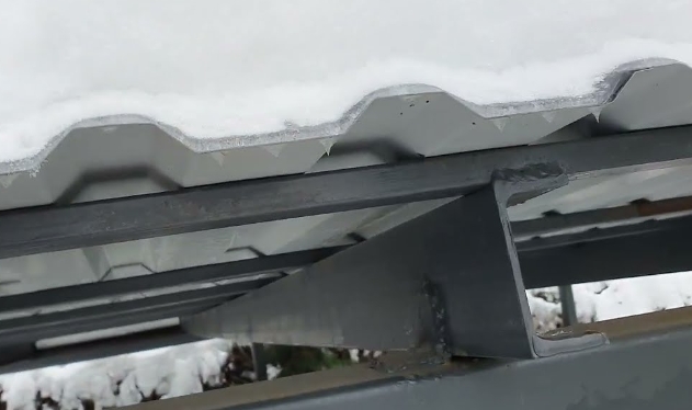  рама из швеллера для ворот или навеса зимой, устойчивость к ветру с диагональными связями и снегом вокруг