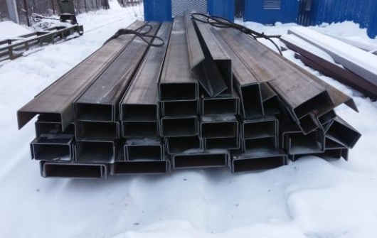  швеллер в роли опорного элемента зимней конструкции, стойка под навесом с наледью, пример устойчивости в мороз