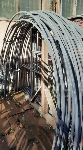 Арочная теплица из гнутых профильных труб на дачном участке