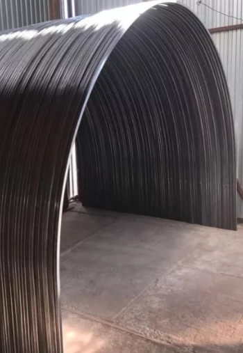 Готовые одинаковые дуги из профильной трубы после профессиональной гибки