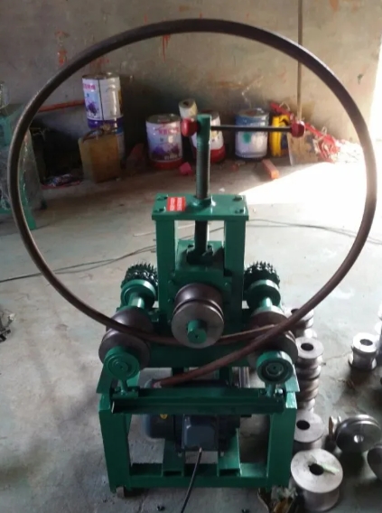 Процесс гибки профильной трубы на трубогибе ТВ-9 с тремя валками