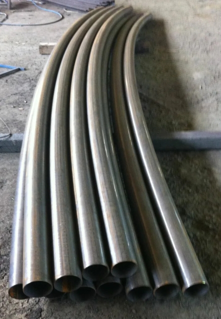 Различные виды труб - круглые и профильные подготовленные для гибки на трубогибе