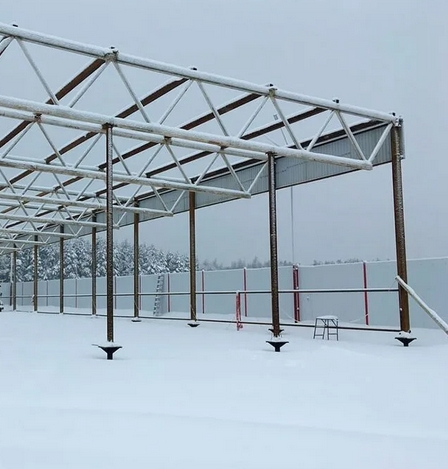  сборка каркаса из металлических труб на улице зимой, очищенная площадка, временные подпорки и проверка уровня для надежности