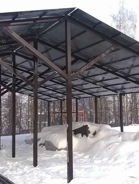 каркас временного навеса из профильной трубы с укрытием от снега, пример практичного зимнего решения для участка