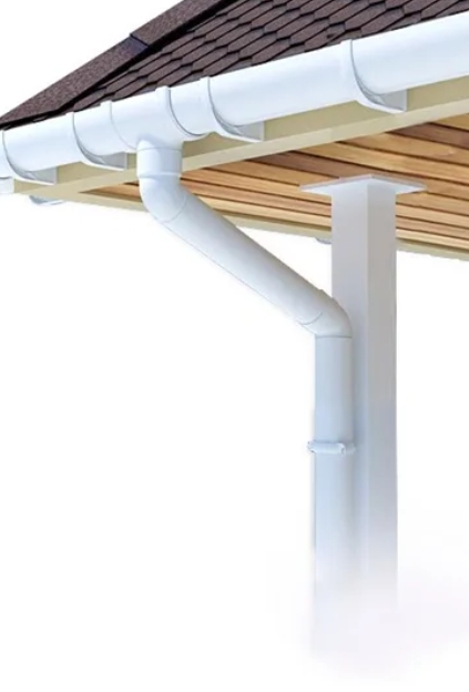 Пластиковый и металлический водосточные желоба рядом для сравнения