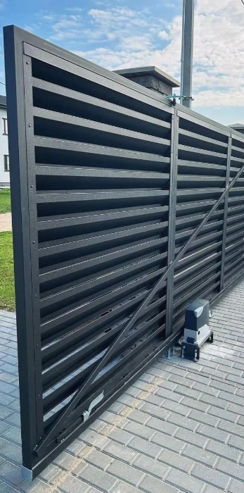 Готовые откатные ворота на частном участке с фурнитурой DoorHan