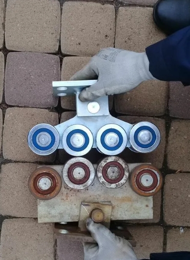 Деформированная роликовая каретка как пример неправильного подбора комплектующих