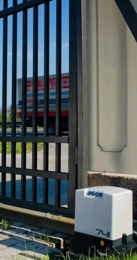 Электропривод на откатных воротах из профнастила с пультом управления