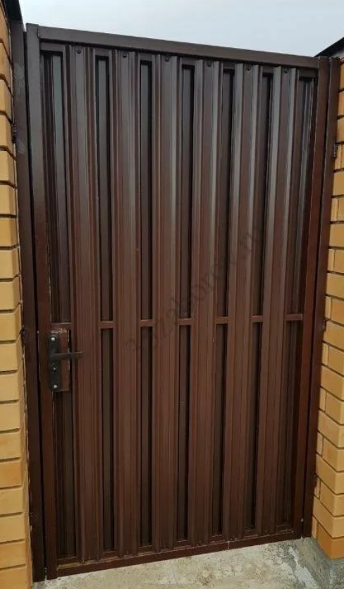 Калитка из металлического штакетника в одном стиле с забором из профнастила