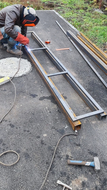 Сварка каркаса ворот из профильной трубы весной на участке