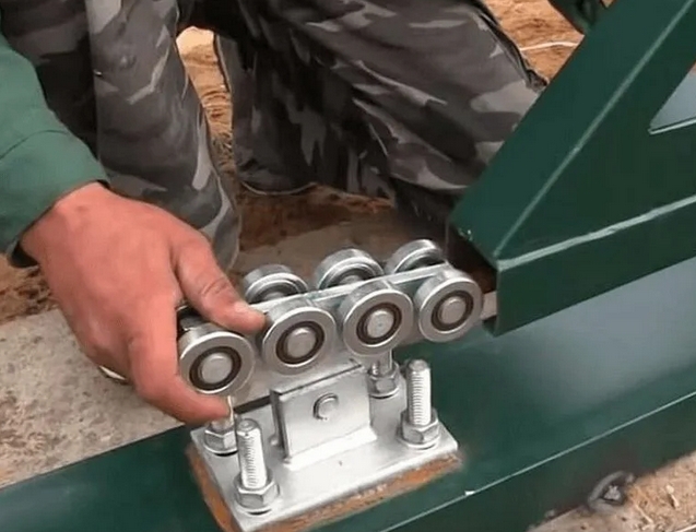 Процесс смазки роликов и направляющей балки откатных ворот