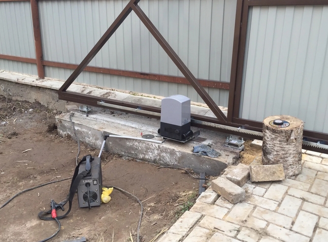 Укрепление фундамента и регулировка роликов откатных ворот