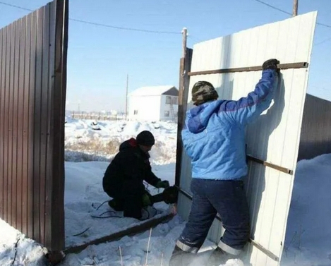 Монтаж профилированных листов на каркас забора в снежную погоду