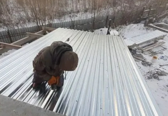 Ремонт протекающей крыши профлистом в зимних условиях