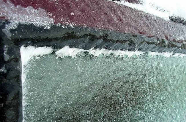 Конденсат и наледь на металлической поверхности забора