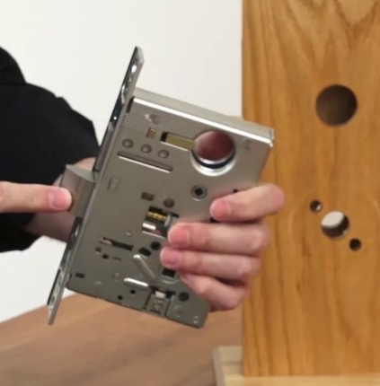 Процесс врезки и установки дверного замка Булат