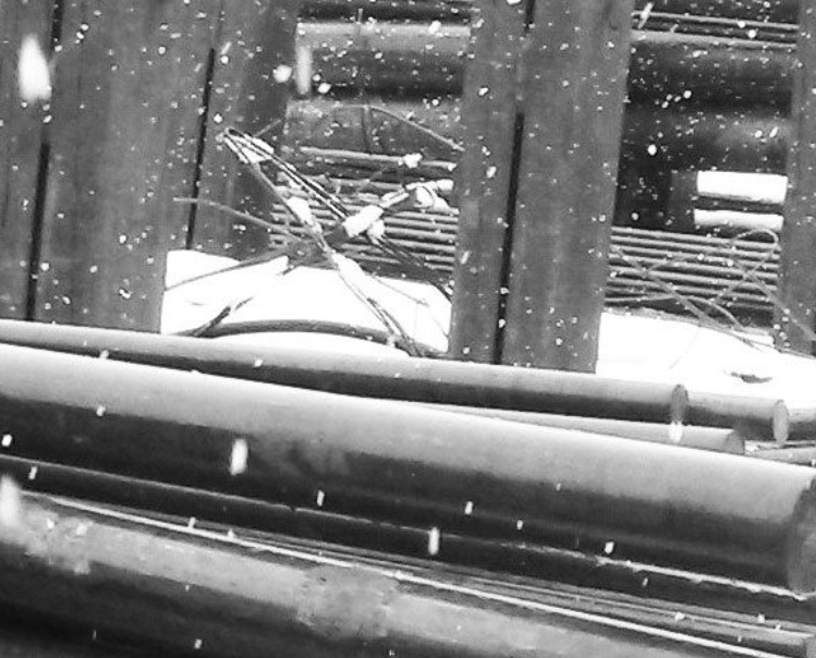 Безопасное перемещение тяжелой металлической детали по скользкой поверхности