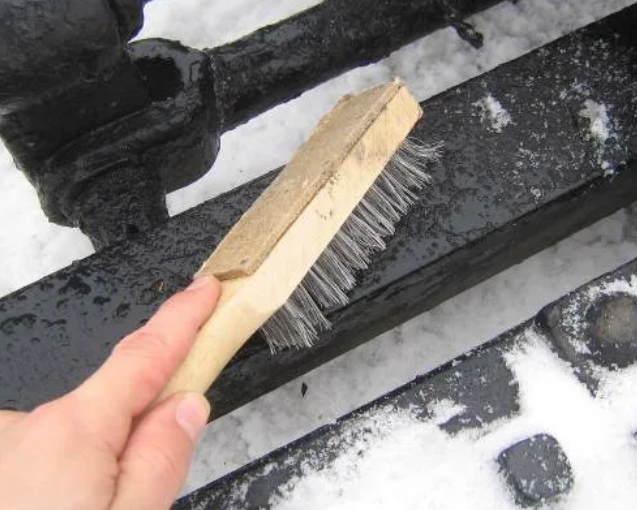 Очистка металлической заготовки от снега и наледи перед резкой