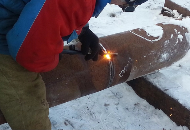 Работа с углошлифовальной машинкой в защитной экипировке на морозе