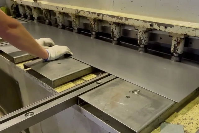 Альтернативная резка металла гильотиной в холодной мастерской